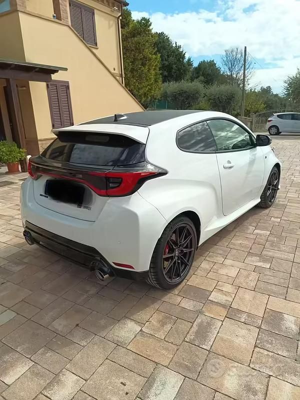 Usata Toyota Yaris 280 CV (205 kW) 2024 Bianco Utilitaria