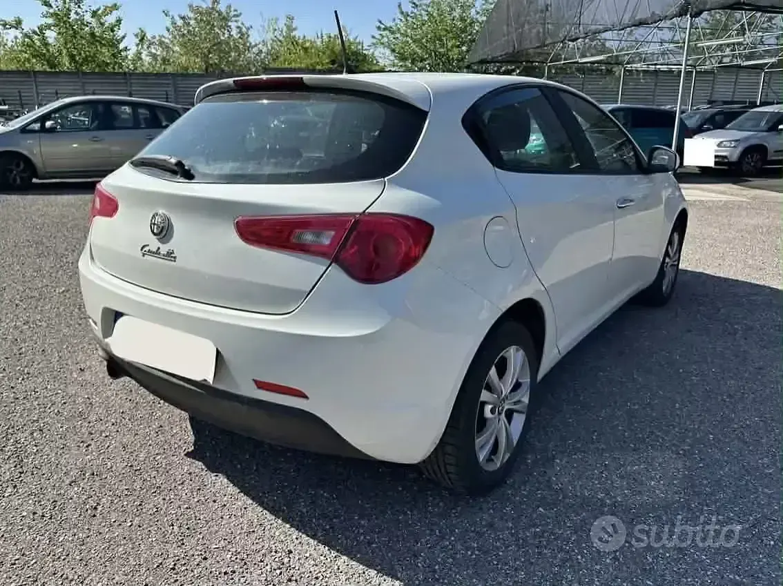 Begagnad Alfa Romeo Giulietta 120 HK (88 kW) 2015 Vit Halvkombi