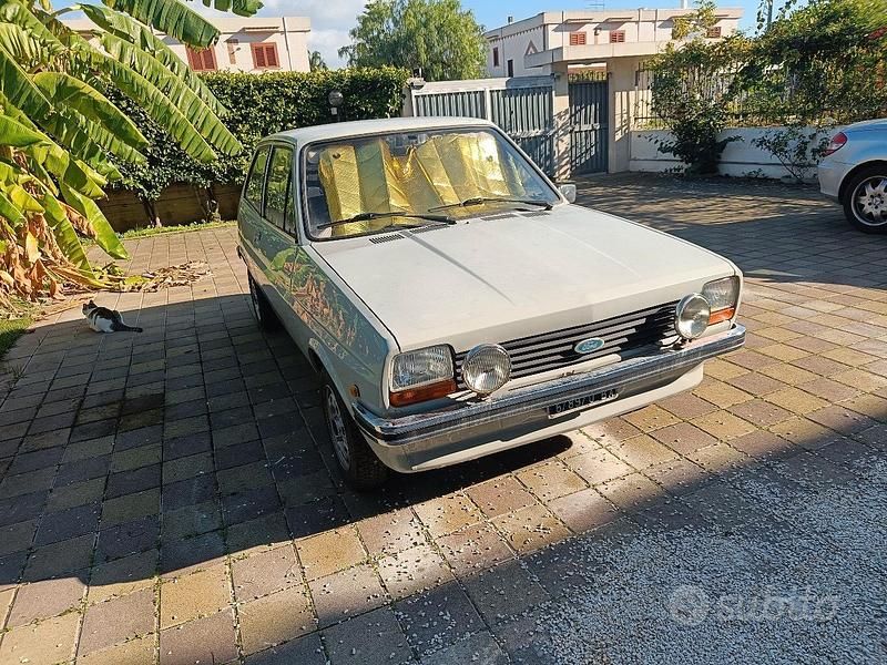 Grigio Usata 1982 Ford Fiesta Due volumi | 3000 € - Immagine 1/4
