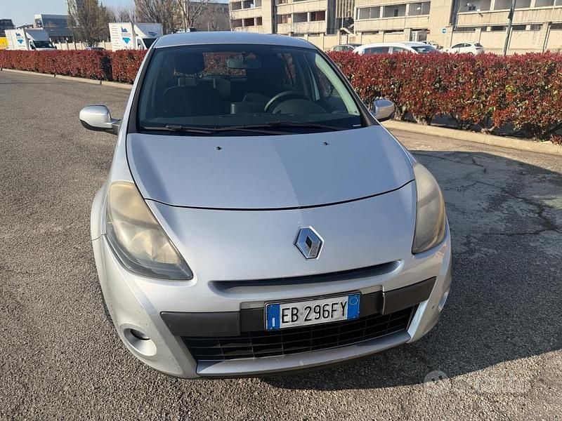 Käytetty Renault Clio II Dynamique 101 HP (74 kW) 2010 Harmaa Sedan