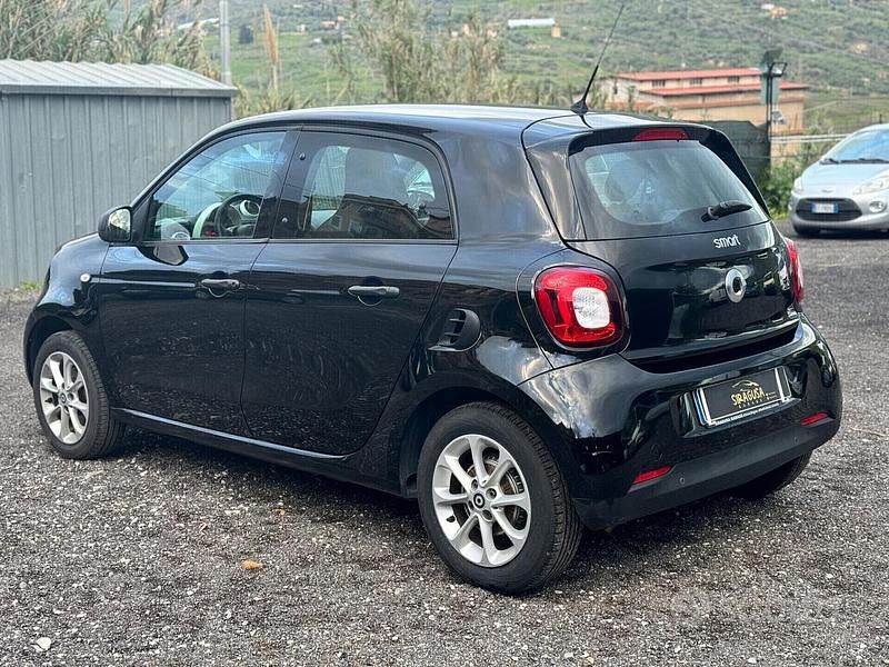 Begagnad Smart ForFour 71 HK (52 kW) 2016 Svart Halvkombi