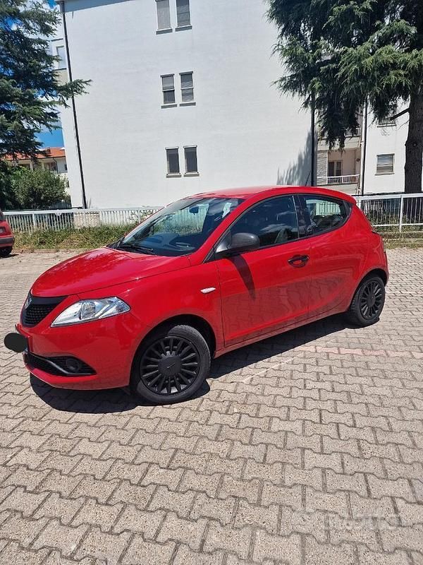 Usata Lancia Ypsilon 69 CV (50 kW) 2020 Rosso Utilitaria