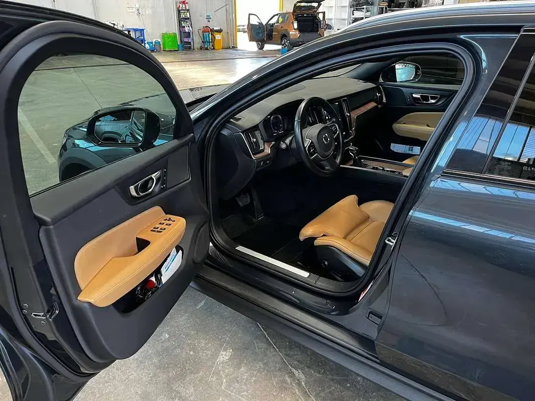 Usata Volvo V60 CC Business Edition 190 CV (139 kW) 2019 Nero Station wagon