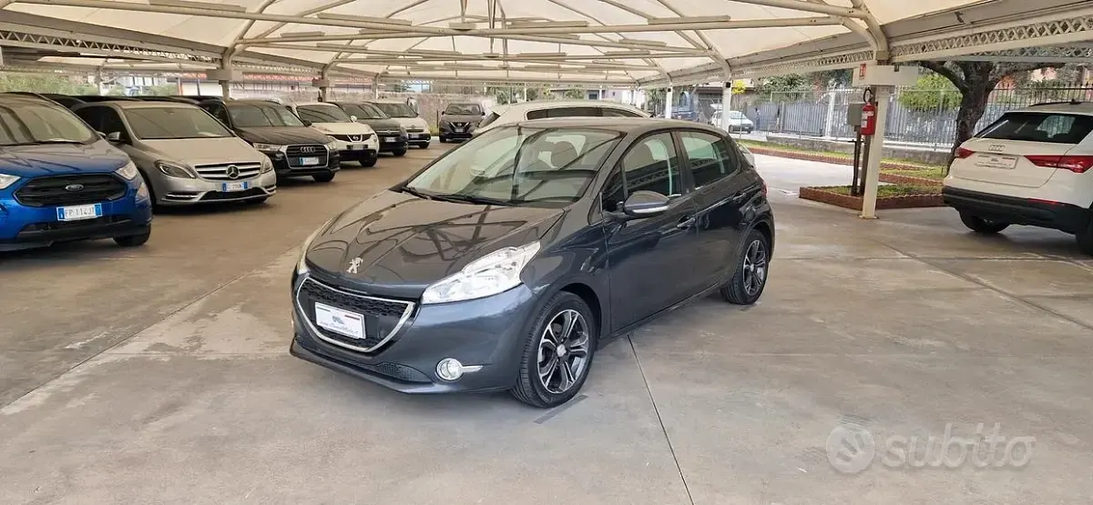 Usata Peugeot 208 Allure 68 CV (50 kW) 2014 Grigio Utilitaria