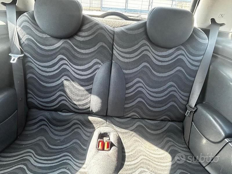 Begagnad Mini ONE 90 HK (66 kW) 2003 Röd Halvkombi