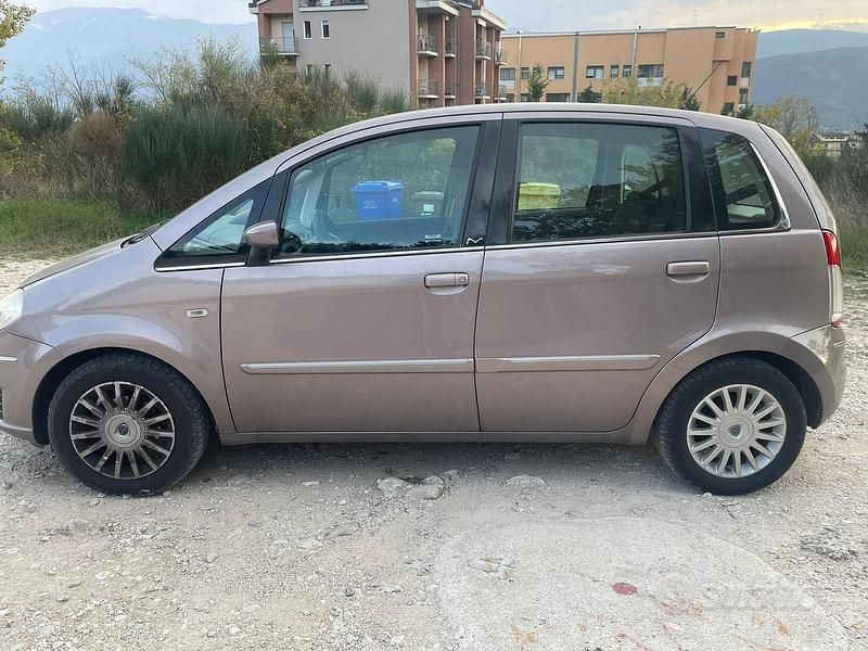Usata Lancia Musa 95 CV (69 kW) 2007 Grigio Monovolume