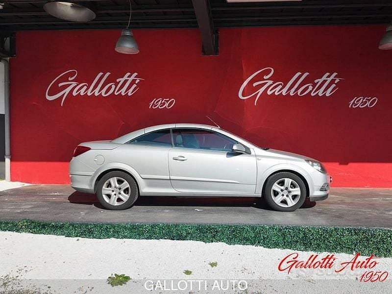 Usata Opel Astra Cabriolet Cosmo 116 CV (85 kW) 2009 Argento Cabrio