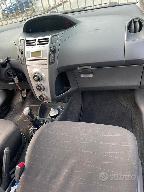 Usata Toyota Yaris Sol 77 CV (56 kW) 2006 Nero Utilitaria