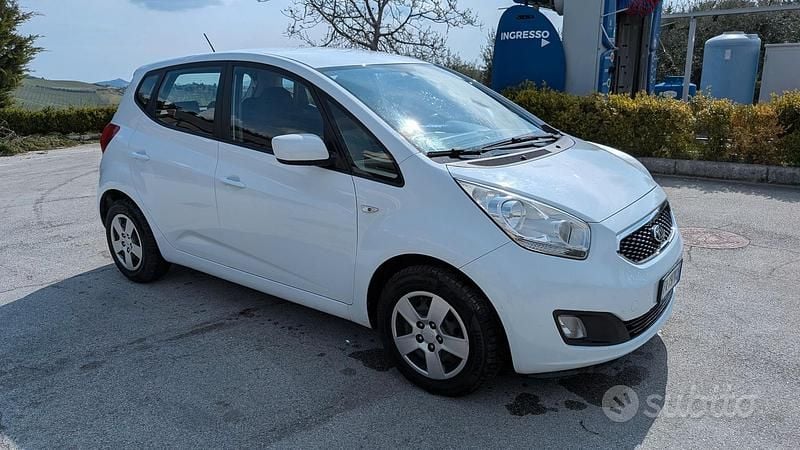 Usata Kia Venga Active 90 CV (66 kW) 2015 Bianco Utilitaria