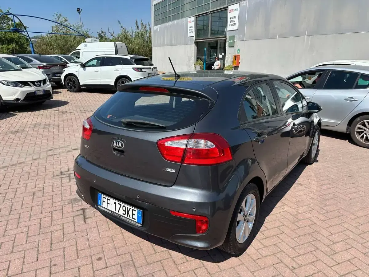Usata Kia Rio 83 CV (61 kW) 2016 Grigio Utilitaria