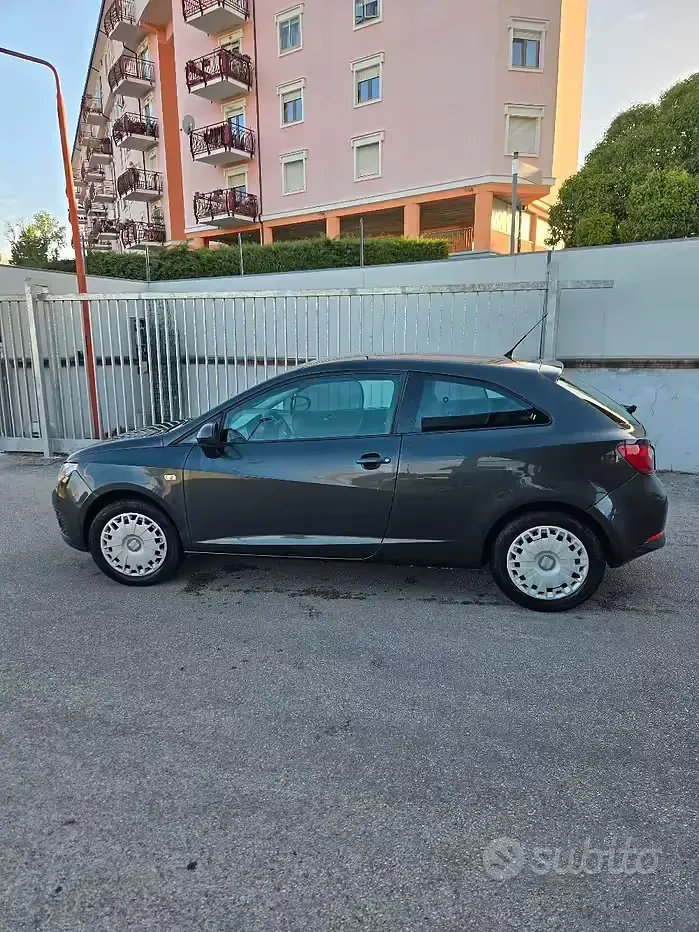 Usata Seat Ibiza 85 CV (62 kW) 2010 Grigio