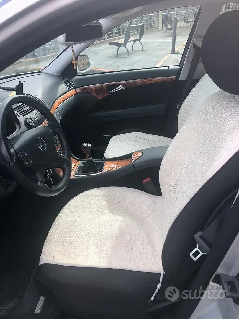 Usata Mercedes E200 184 CV (135 kW) 2007 Grigio Berlina