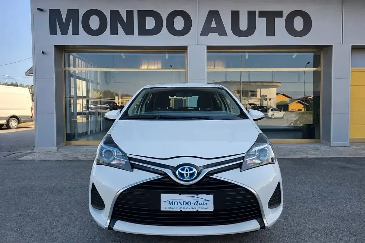 Usata Toyota Yaris Hybrid Active 73 CV (53 kW) 2017 Bianco Berlina