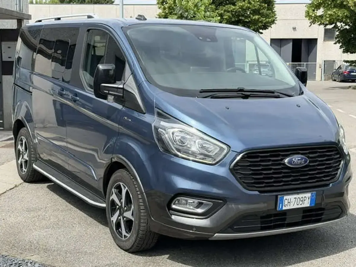 Usata Ford Tourneo Custom Active 185 CV (136 kW) 2021 Blu chrome metallizzato Furgone