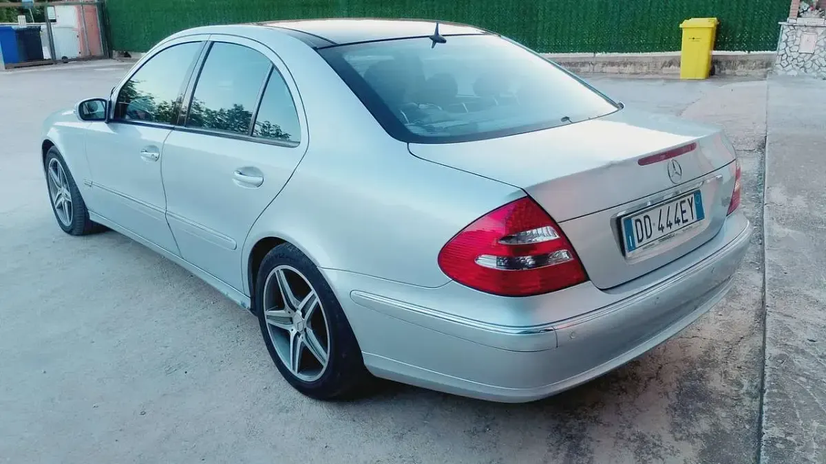 Usata Mercedes E280 Avantgarde 190 CV (139 kW) 2006 Argento Berlina