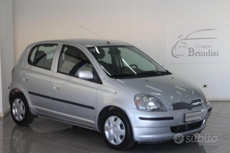 Usata Toyota Yaris Sol 67 CV (49 kW) 2000 Grigio Utilitaria