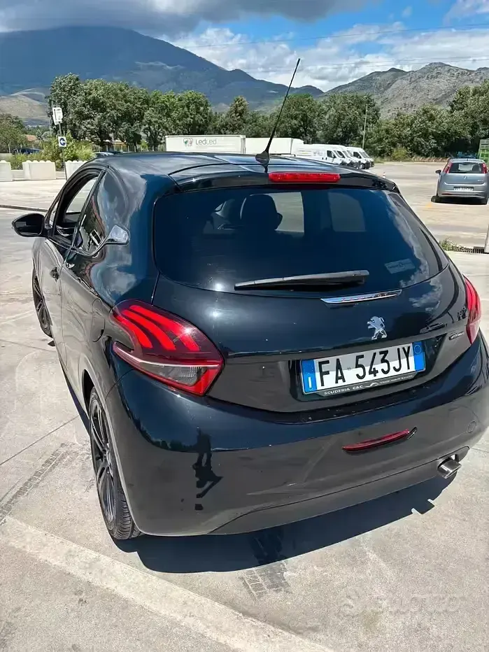 Usata Peugeot 208 GT-line 120 CV (88 kW) 2015 Nero Utilitaria