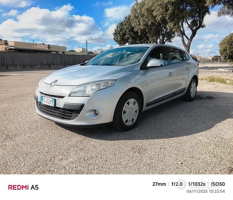 Grigio Usata 2010 Renault Mégane GrandTour Station wagon | 1599 € (Super prezzo) - Immagine 1/4