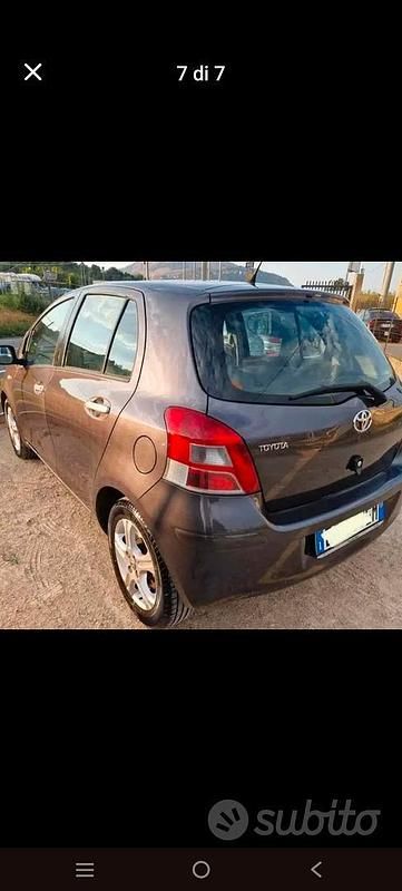 Usata Toyota Yaris 90 CV (66 kW) 2010 Grigio Utilitaria