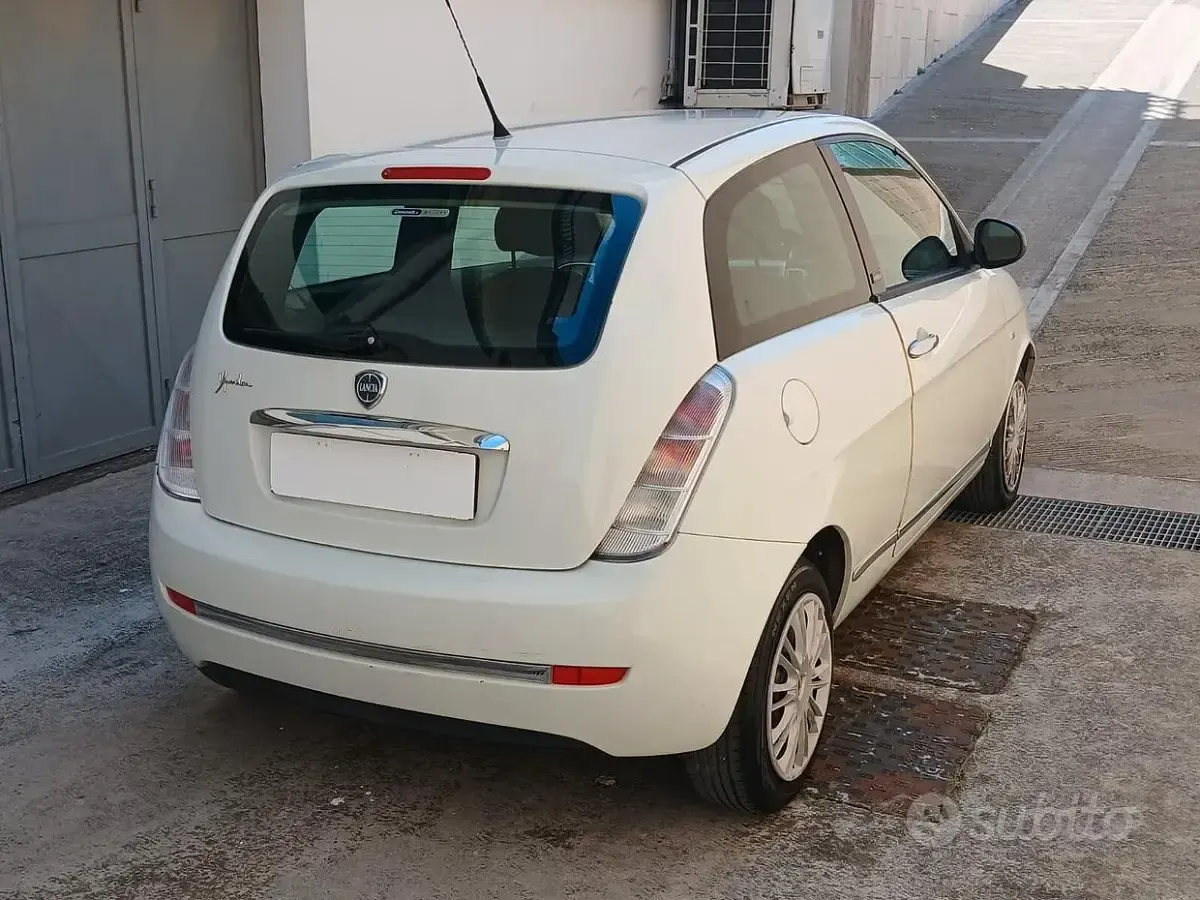 Usata Lancia Ypsilon 69 CV (50 kW) 2011 Beige Utilitaria
