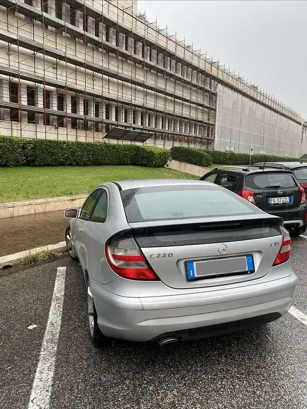 Usata Mercedes 220 Avantgarde 150 CV (110 kW) 2007 Argento Coupé