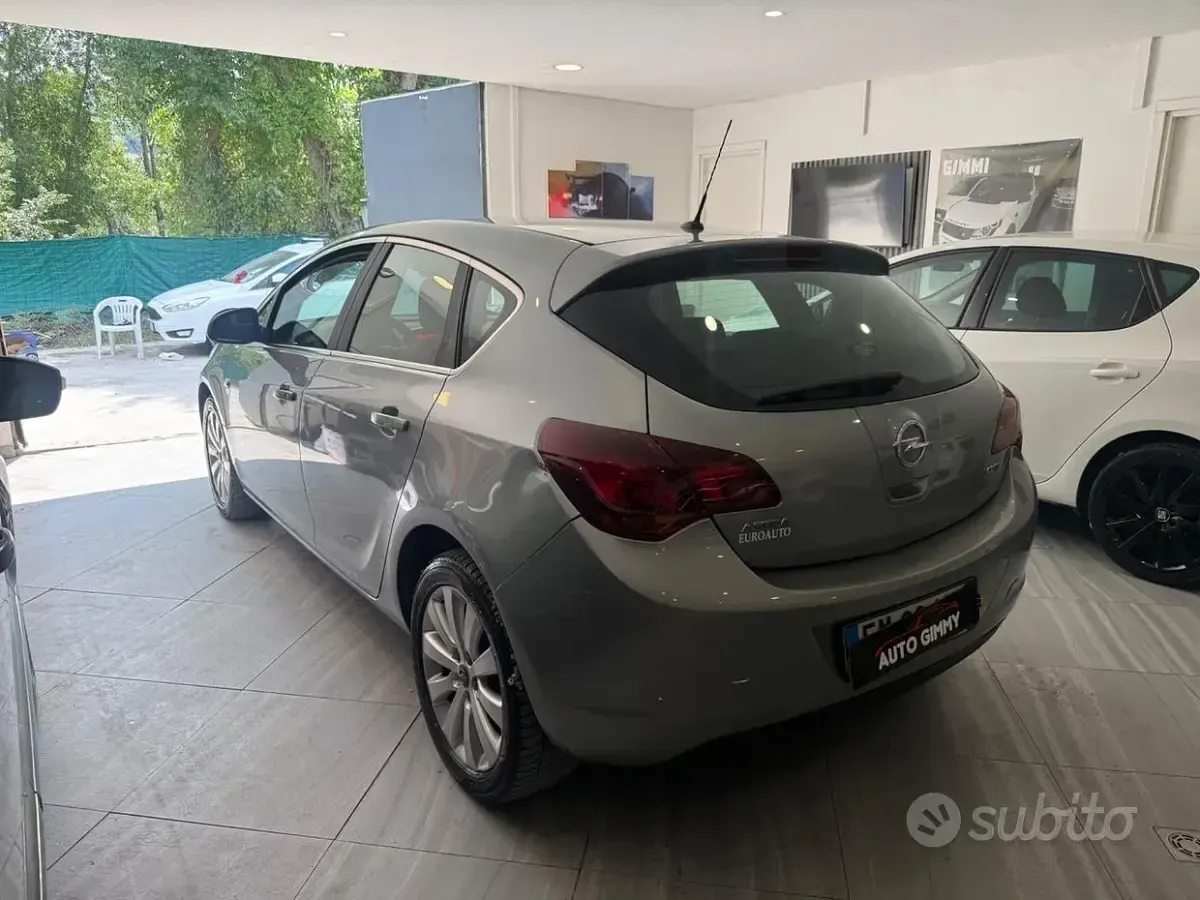Usata Opel Astra 125 CV (91 kW) 2012 Nero Berlina