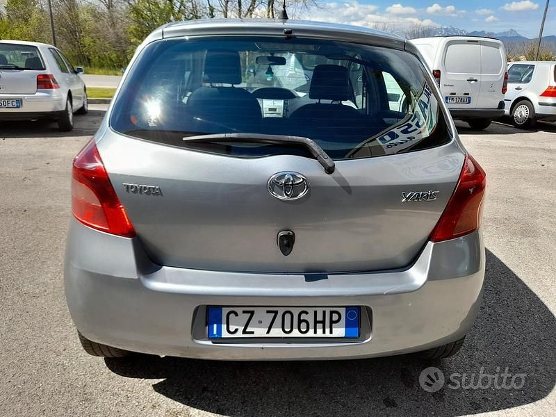 Usata Toyota Yaris Sol 69 CV (50 kW) 2005 Grigio Berlina