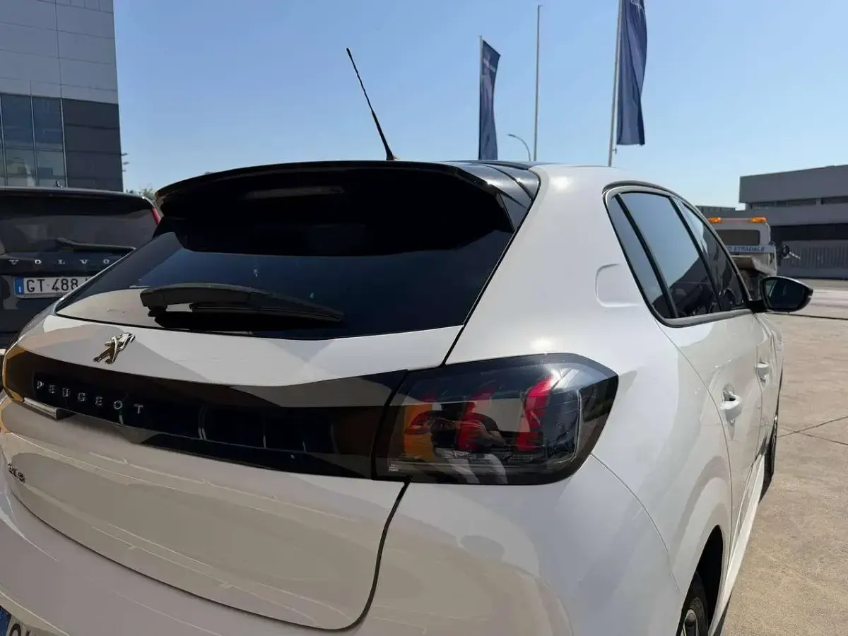Begagnad Peugeot 208 Allure 102 HK (75 kW) 2022 Vit Halvkombi