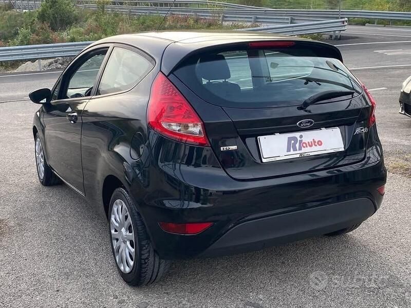 Usata Ford Fiesta 68 CV (50 kW) 2010 Nero Utilitaria