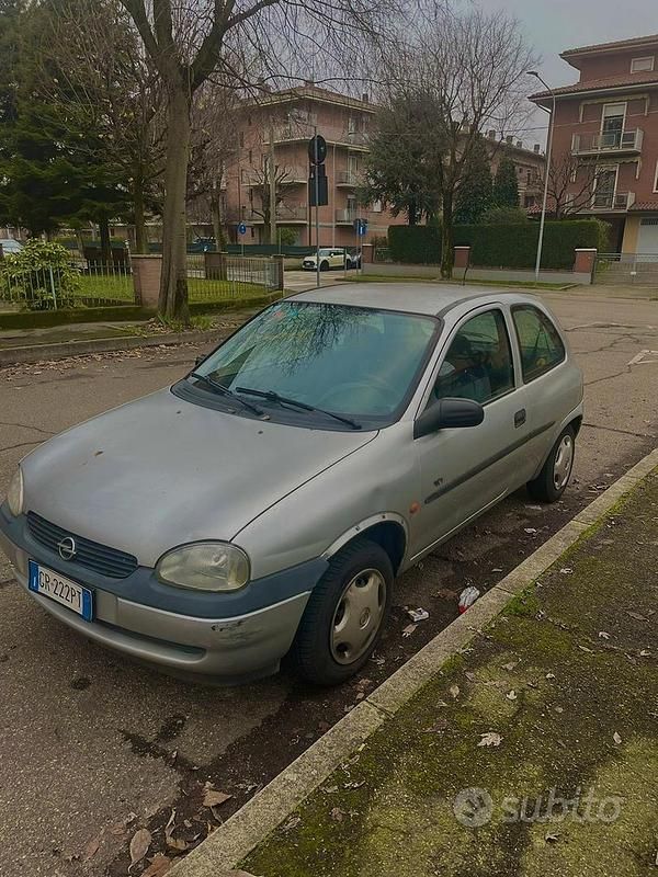 Grigio Usata 2000 Opel Corsa Tre volumi | 800 € (Buon prezzo) - Immagine 1/4