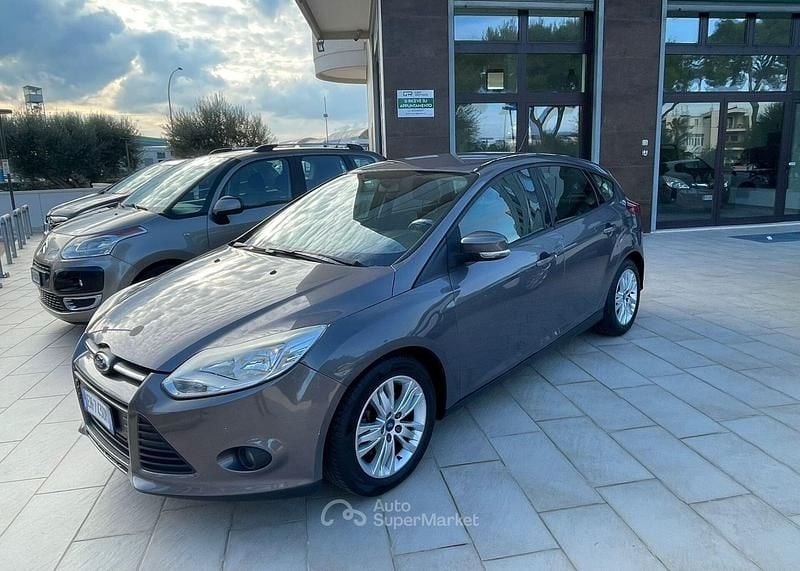 Grigio Usata 2011 Ford Focus Titanium Tre volumi | 4390 € (Buon prezzo) - Immagine 1/4