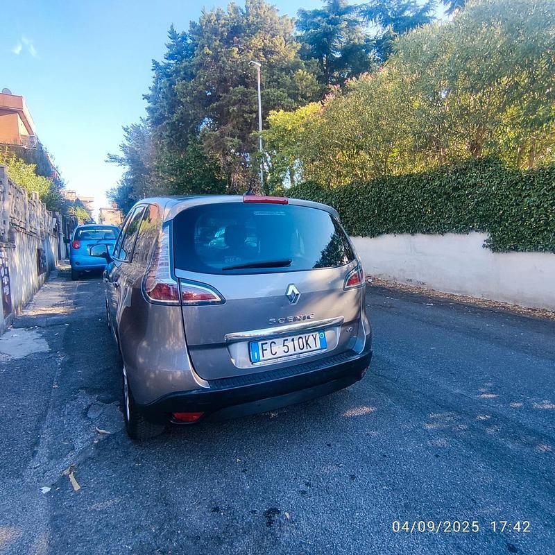 Grigio Usata 2016 Renault Scénic III LIMITED Monovolume | 6200 € (Ottimo prezzo) - Immagine 1/4