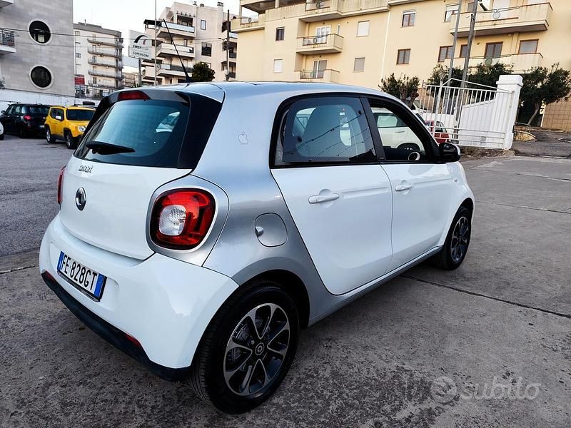 Begagnad Smart ForFour Passion 2016 Vit Halvkombi