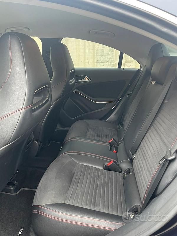 Usata Mercedes CLA200 Premium 136 CV (100 kW) 2018 Blu Berlina