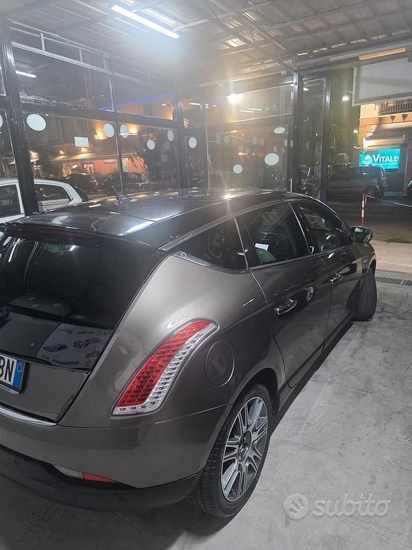Usata Lancia Delta Platinum 120 CV (88 kW) 2012 Marrone Utilitaria