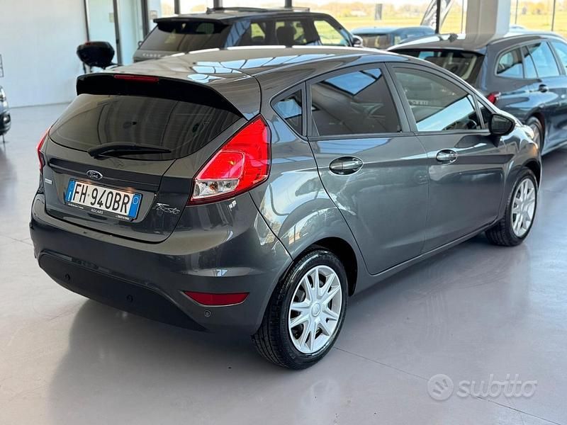 Usata Ford Fiesta 100 CV (73 kW) 2017 Grigio Berlina