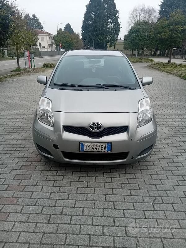 Usata Toyota Yaris 87 CV (63 kW) 2008 Grigio Utilitaria