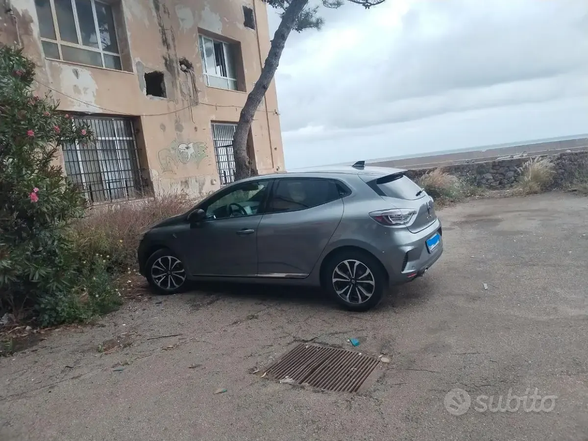 Usata Renault Clio V 101 CV (74 kW) 2025 Grigio Berlina