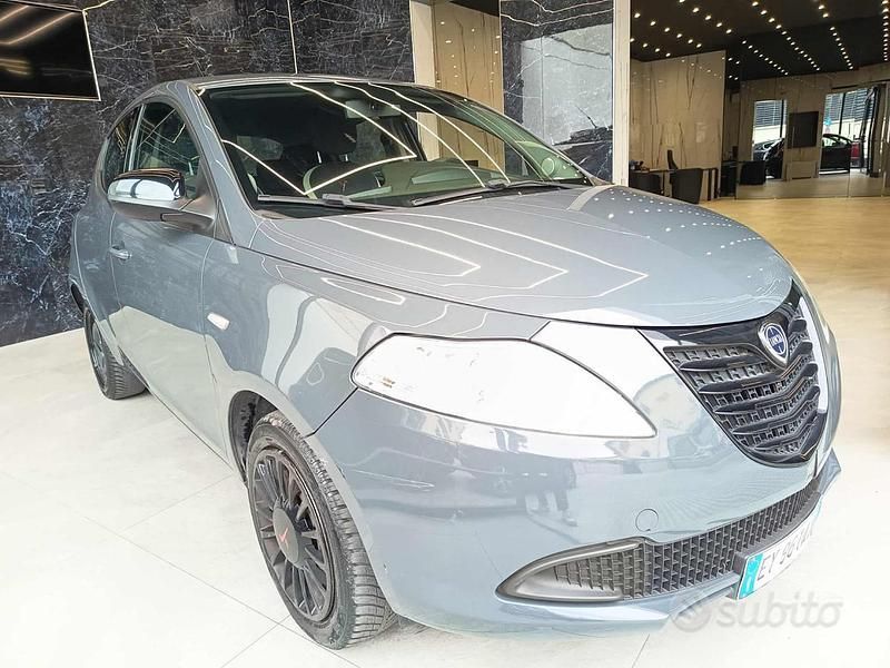 Usata Lancia Ypsilon Gold 69 CV (50 kW) 2015 Grigio scuro Utilitaria