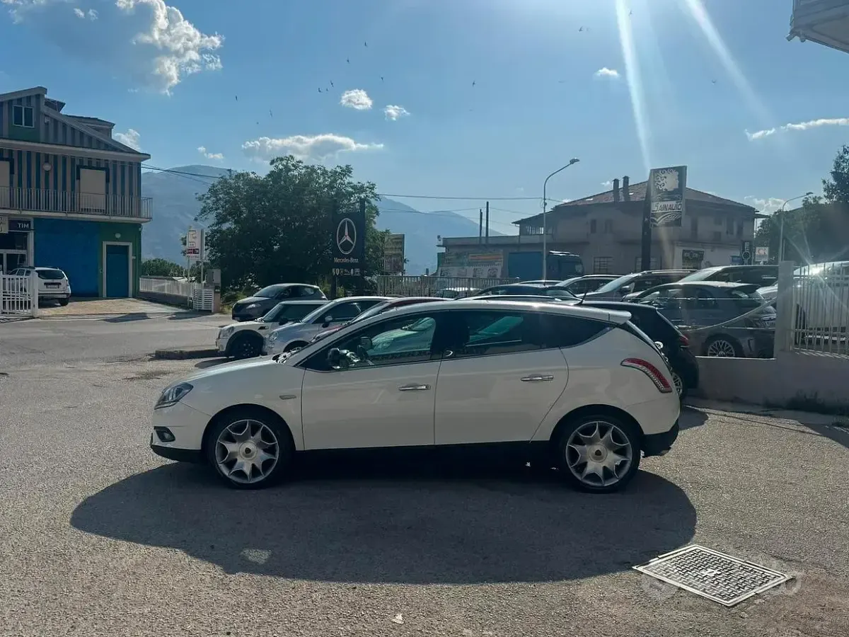 Usata Lancia Delta 120 CV (88 kW) 2012 Bianco Utilitaria