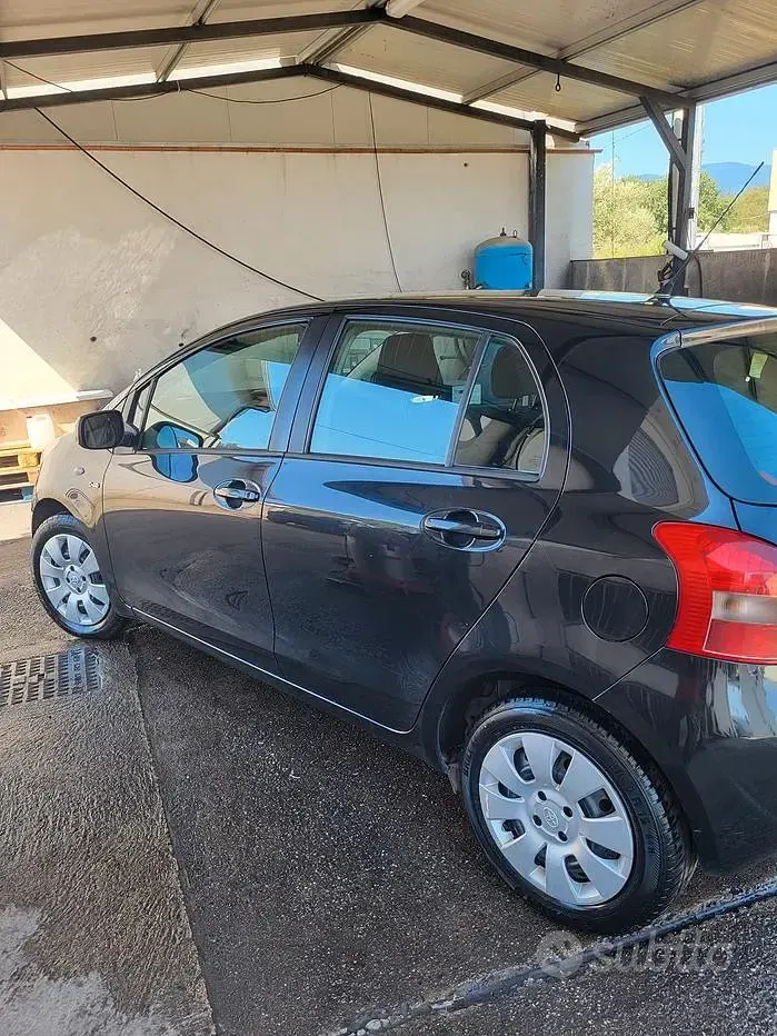 Usata Toyota Yaris 90 CV (66 kW) 2008 Nero Utilitaria