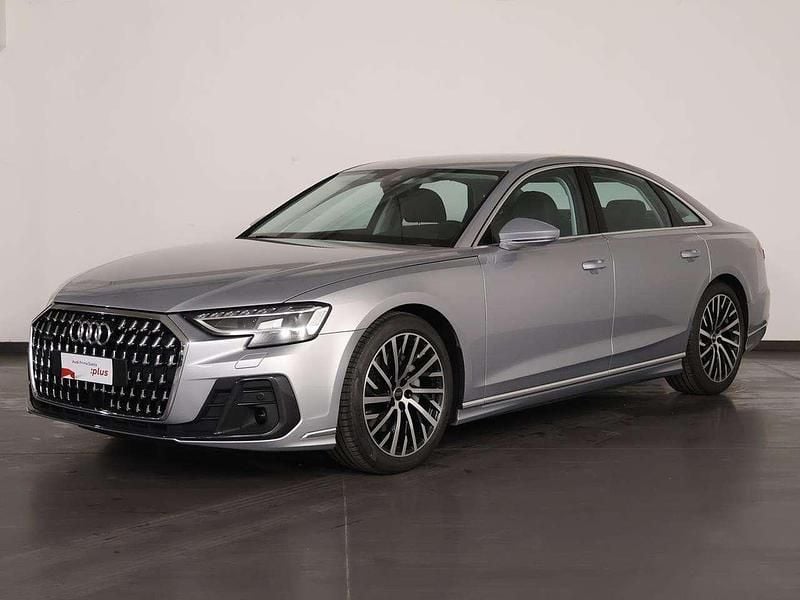 Usata Audi A8 286 CV (210 kW) 2023 Argento fioretto Berlina