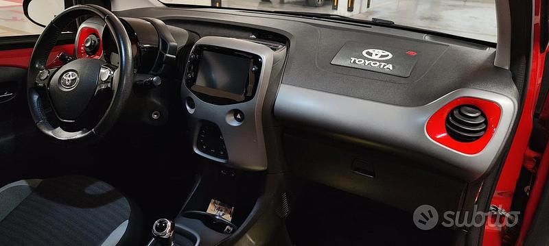 Usata Toyota Aygo 72 CV (52 kW) 2019 Rosso Utilitaria