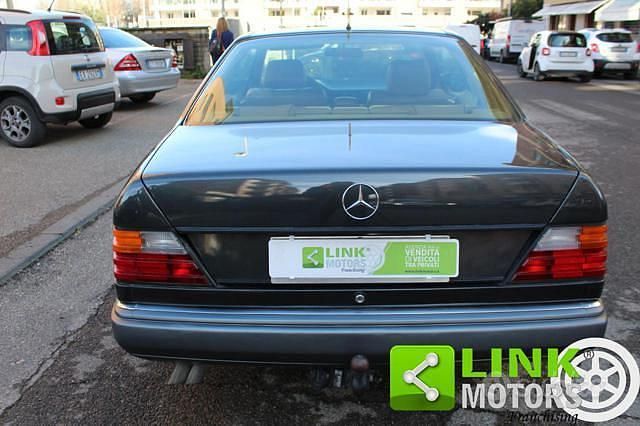 Usata Mercedes E300 220 CV (161 kW) 1992 Grigio Berlina