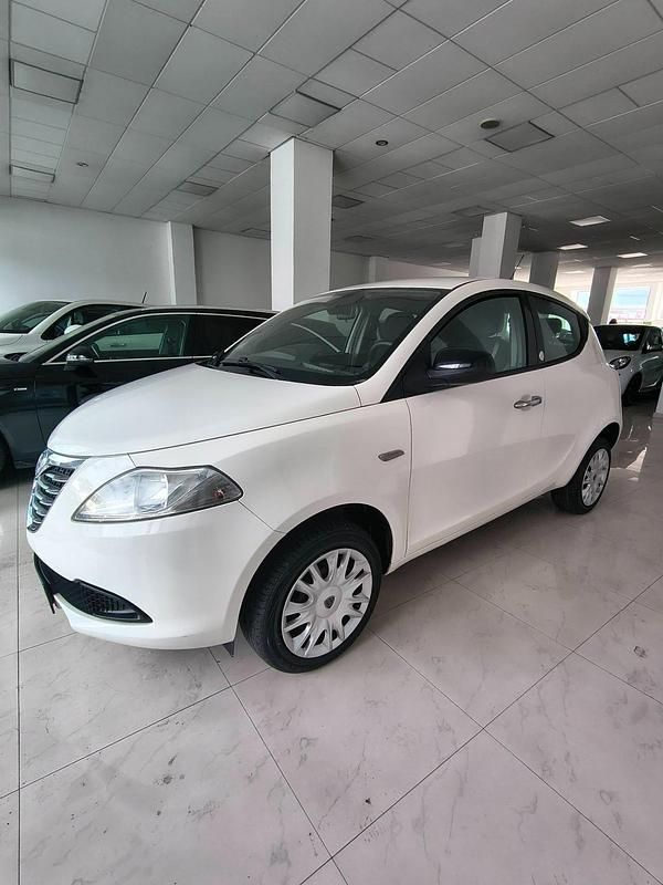 Usata Lancia Ypsilon Silver 85 CV (62 kW) 2013 Bianco Utilitaria