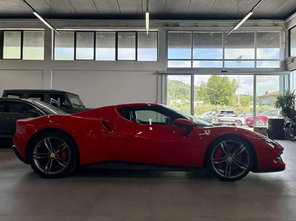 Usata Ferrari 296 829 CV (609 kW) 2024 Rosso corsa Coupé