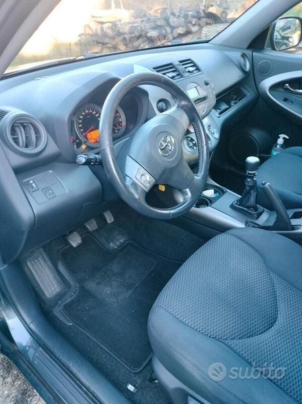 Usata 2008 Toyota RAV4 SUV | 7000 € (Buon prezzo) - Immagine 1/4