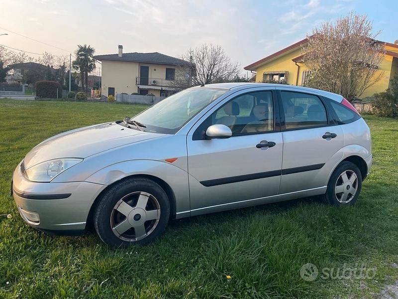 Usata Ford Focus 100 CV (73 kW) 2004 Grigio Berlina