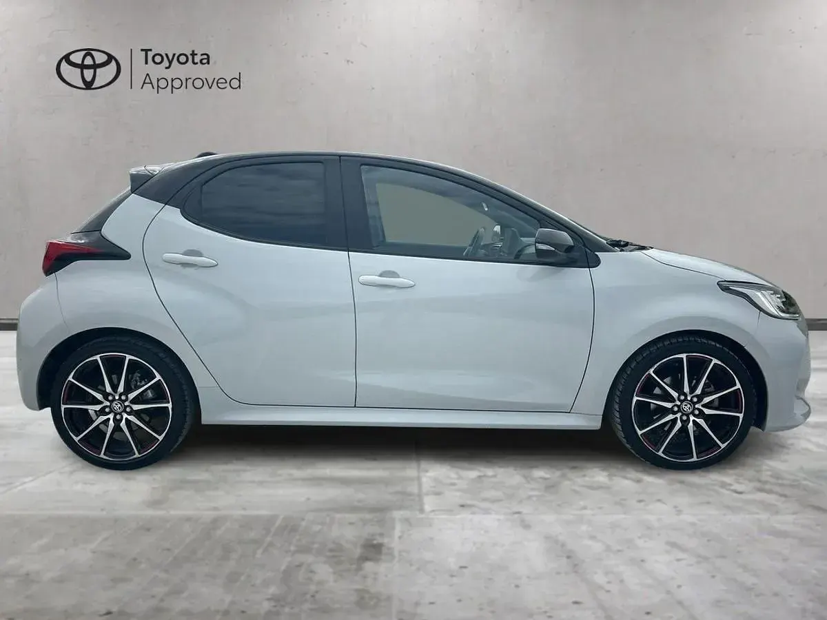 Usata Toyota Yaris Hybrid Sport 95 CV (69 kW) 2023 Bianco Berlina