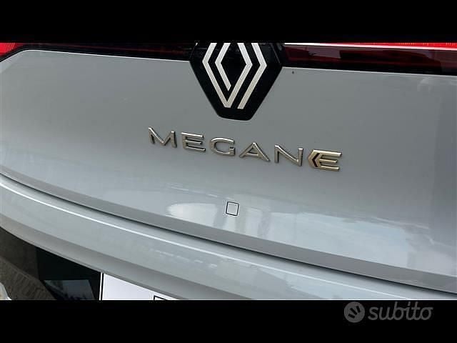 Usata Renault Megane E-Tech Techno 161 kW (220 CV) 2022 Grigio chiaro Berlina